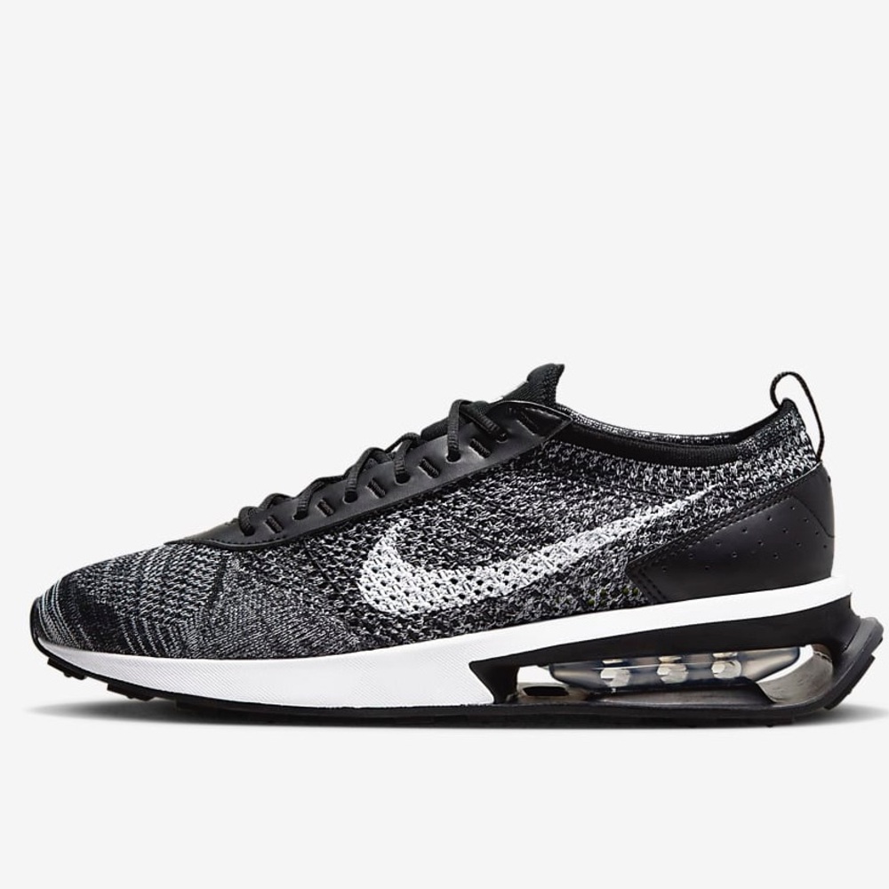 Nike Air Max Flyknit Racer in Black/White